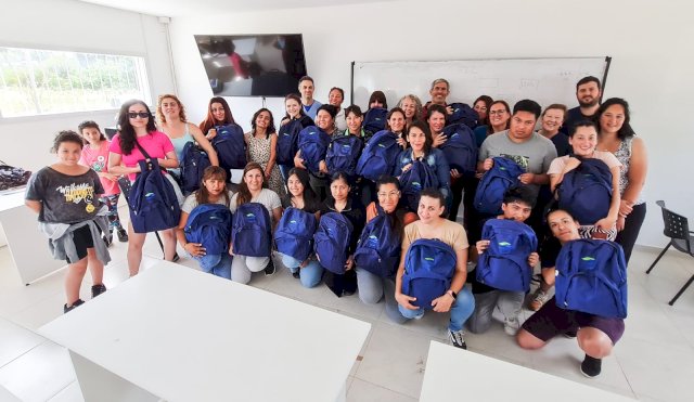entrega mochilas estudiantes